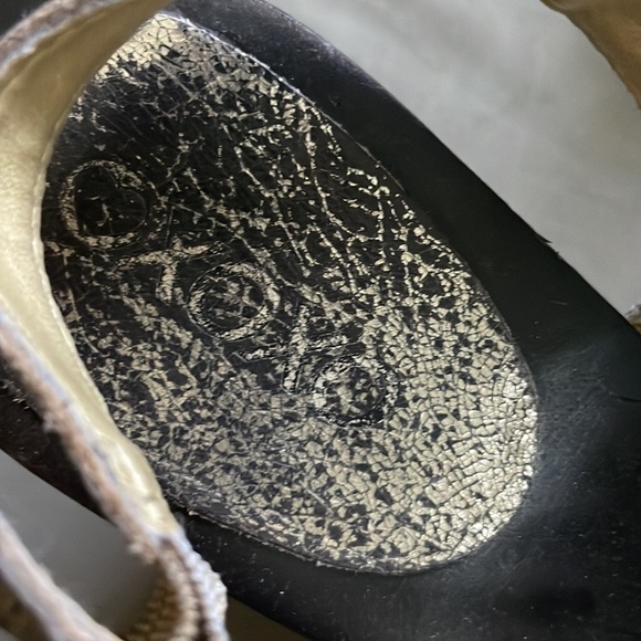 RUSTIC 💛💛GOLD🤎🤎 WOODEN PLATFORM with BRONZE STUDS….SANDALS! - Picture 6 of 8